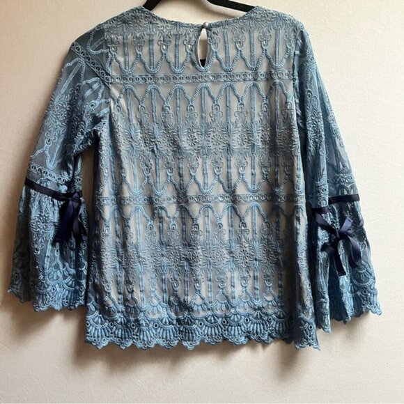 Lili Sidonio by Molly Bracken lace bell sleeves lace blouse Sz M 18” PTP - Picture 2 of 6